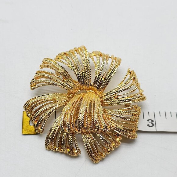 Vintage Gold Tone Floral Spray Brooch Pin Jewelry Unsigned Monet - Picture 4 of 4